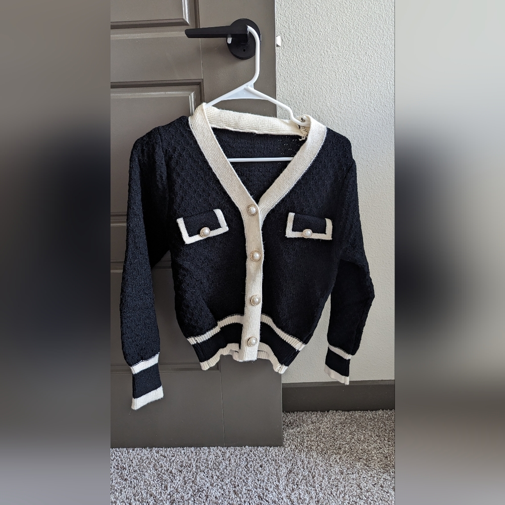 Low V Neck Pearl Button Black & White Cardigan Size M